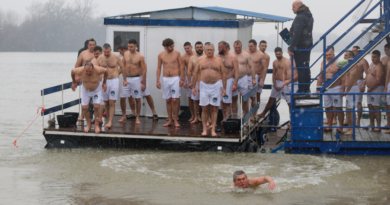 75 plivača sa svih strana sveta uskočilo u Tisu po Časni krst